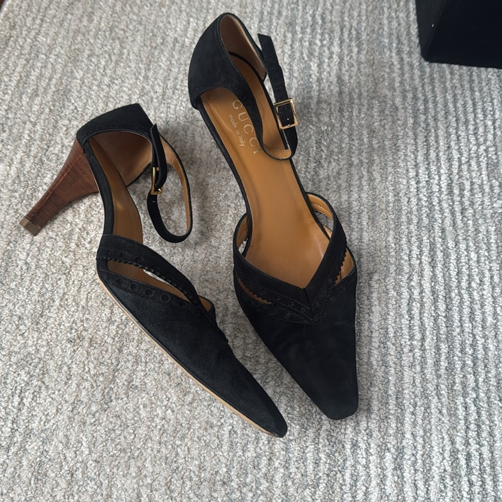 Gucci
Women's Black Velvet Pumps!